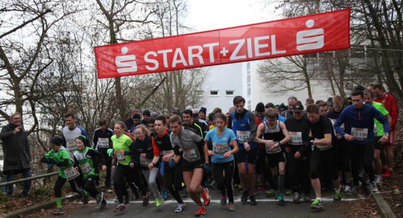 Läufer beim Silvesterlauf bei Start/Ziel. Quelle: Stadtspiegel/Lokalkompass